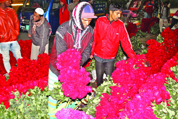 ব্যস্ত সময় পার করছেন ফুল ব্যবসায়ীরা