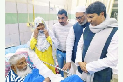 মুক্তিযুদ্ধের সংগঠক সাইফুল ইসলামকে দেখতে হাসপাতালে এমপি শিমুল