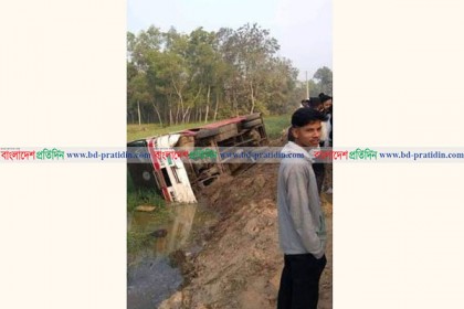 চবিগামী শিক্ষার্থীবাহী বাস বিলে পড়ে আহত ২৫