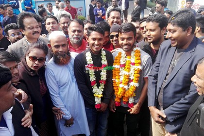 যুব বিশ্বকাপ চ্যাম্পিয়ন: তামিম ও হৃদয়কে বগুড়ায় সংবর্ধনা 