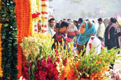 ফুলের বাজারে ‘আগুন’