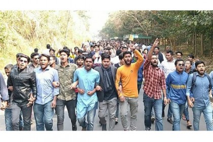 যুবাদের বিশ্বজয়ে চবি ছাত্রলীগের আনন্দ মিছিল