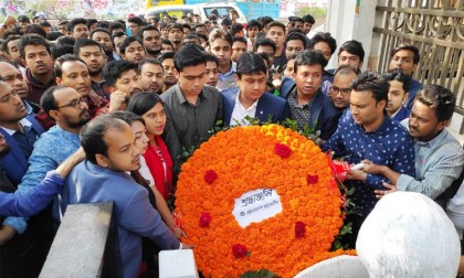 শহীদ রাউফুন বসুনিয়ার ভাস্কর্যে পুষ্পস্তবক অর্পণ
