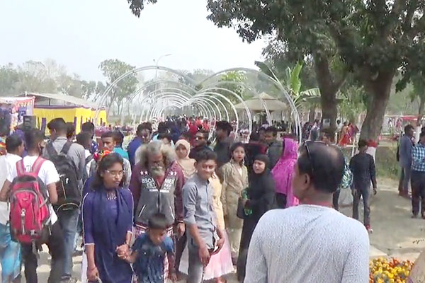 ঝিনাইদহের বিনোদন কেন্দ্রগুলোতে উপচে পড়া ভিড়