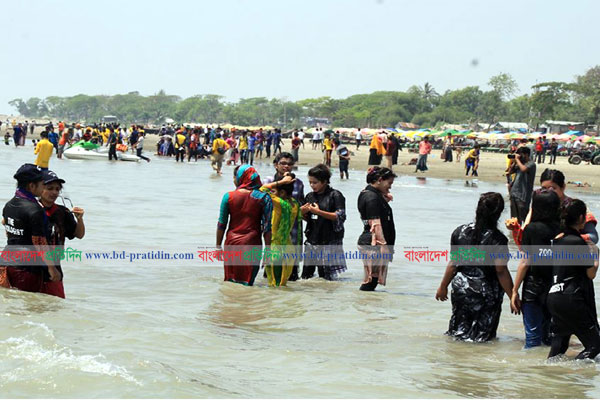 কুয়াকাটার সৈকতে ভালোবাসার ঢেউ 