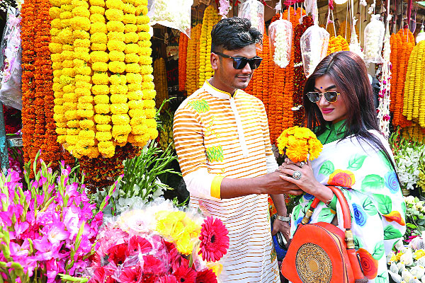 ফুল ফুটুক আর না ফুটুক আজ বসন্ত