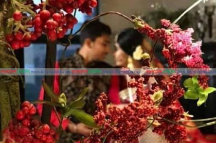 প্রিয়ন্তি দেবনাথ পূজার গলায় মালা পরাবেন সৌম্য 