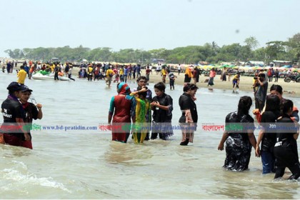 কুয়াকাটার সৈকতে ভালোবাসার ঢেউ 