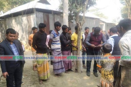 অবরুদ্ধ মুক্তিযোদ্ধা পরিবারকে মুক্ত করলেন ইউএনও