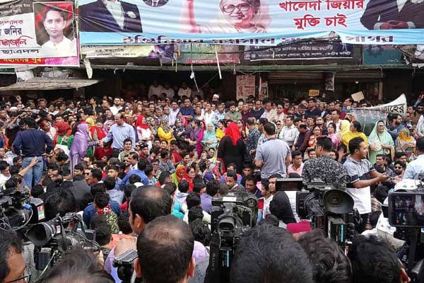 হঠাৎ ব্যাপক জনসমাগম নয়াপল্টনে