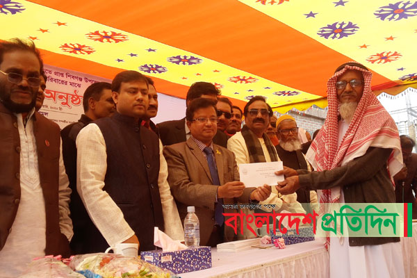 শিবগঞ্জে ক্ষতিগ্রস্ত আওয়ামী লীগের পরিবারের মাঝে আর্থিক সহায়তা