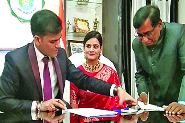 অফিসেই বিয়ে করলেন দুই কর্মকর্তা