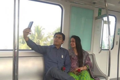 কলকাতায় মেট্রো সার্ভিস শুরু, যাত্রীদের গোলাপ উপহার
