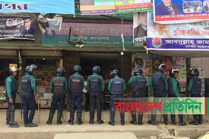 কর্মসূচির আগেই বিএনপির কেন্দ্রীয় কার্যালয় ঘিরে রেখেছে পুলিশ