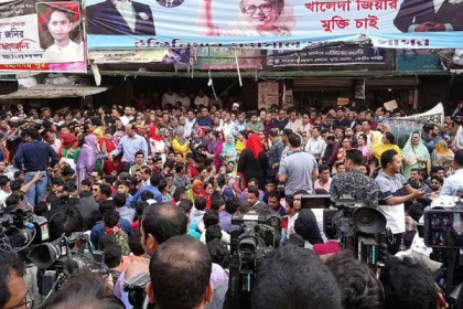 হঠাৎ ব্যাপক জনসমাগম নয়াপল্টনে