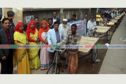 মুজিববর্ষ উপলক্ষ্যে দারিদ্র বিমোচনে রিকশা ভ্যান বিতরণ