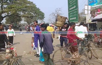 চুয়াডাঙ্গায় অনির্দিষ্টকালের জন্য ইজিবাইক চলাচল বন্ধ, যাত্রীদের দুর্ভোগ