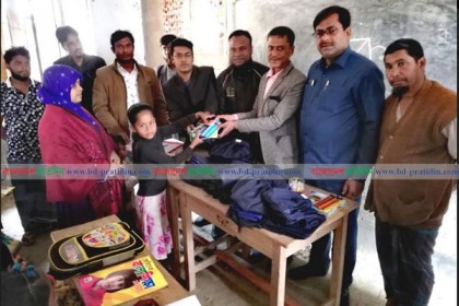 নাটোরে ছাত্র-ছাত্রীদের মাঝে স্কুল ড্রেস বিতরণ 
