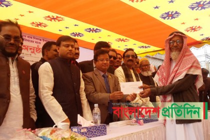 শিবগঞ্জে ক্ষতিগ্রস্ত আওয়ামী লীগের পরিবারের মাঝে আর্থিক সহায়তা