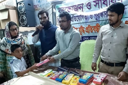প্রতিবন্ধী শিক্ষার্থীদের হাতে পেন্সিল বক্স তুলে দিল এনএফএস