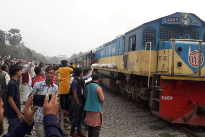যাত্রা বিরতিসহ চার দফা দাবিতে ব্রাহ্মণবাড়িয়ায় 'কালনী এক্সপ্রেস' আটক