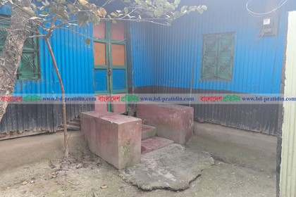 সুদের টাকা না পেয়ে কৃষকের ঘরে তালা 