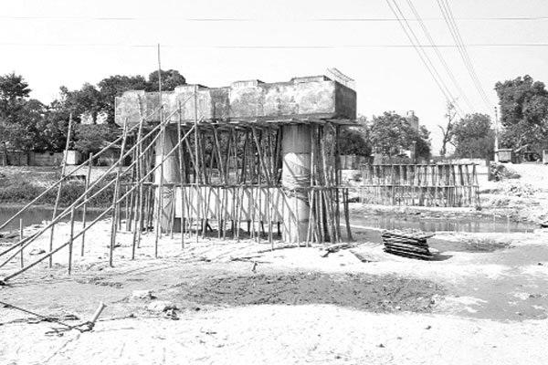 সেতু নির্মাণে ধীরগতি, ভোগান্তি