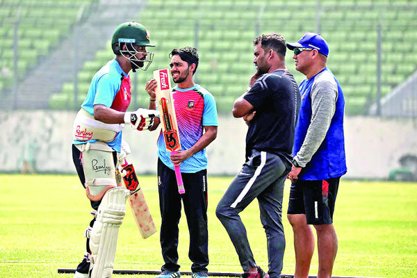 সালাউদ্দিনের তত্ত্বাবধানে অনুশীলনে মুমিনুলরা