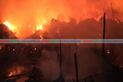 নারায়ণগঞ্জে বস্তিতে ভয়াবহ আগুন, অর্ধশতাধিক বসতঘর পুড়ে ছাই