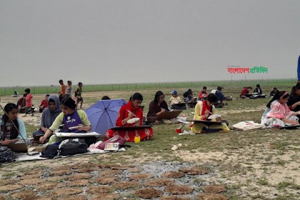 তিতাস নদীর তীরে বসে দেড় হাজার ছবি আঁকলো শিশুরা