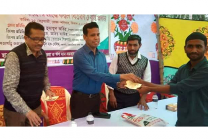 পাথরঘাটায় দুস্থদের মাঝে কম্বল বিতরণ ও মেধাবী শিক্ষার্থীদের বৃত্তি প্রদান