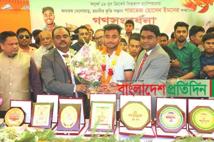 ক্রিকেটার পারভেজ হোসেন ইমনকে বেগমগঞ্জে গণসংবর্ধনা
