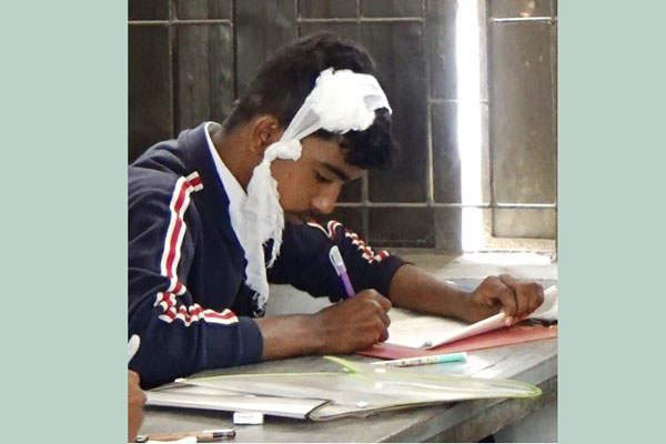 পরীক্ষার হলে এসএসসি পরীক্ষার্থীর মাথা ফাটালেন শিক্ষক
