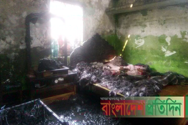 টাঙ্গাইলে বসতবাড়িতে অগ্নিকাণ্ড, ৫ লক্ষাধিক টাকার ক্ষয়ক্ষতি