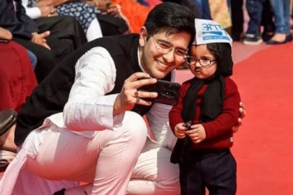খুদে 'কেজরিওয়ালের' সঙ্গে সেলফি তোলার হিড়িক