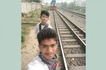 রেললাইনে দাঁড়িয় সেলফি, ট্রেনের ধাক্কায় স্কুলছাত্রের মৃত্যু