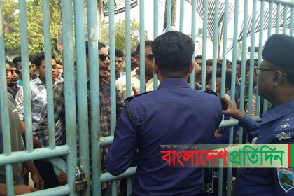 ঈশ্বরদী সরকারি কলেজের প্রধান ফটকে তালা, শিক্ষার্থীদের বিক্ষোভ