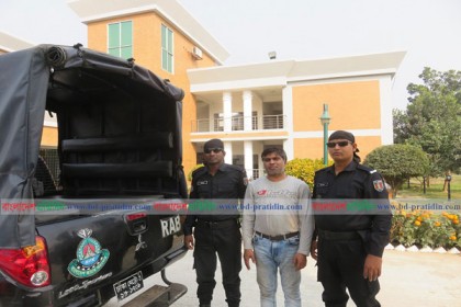 নাটোরে আওয়ামী লীগ নেতা ফেন্সিডিলসহ আটক