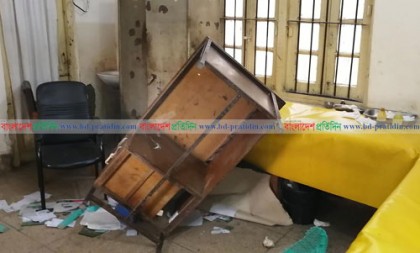 লাকসাম স্বাস্থ্য কমপ্লেক্সে হিজড়াদের ভাংচুর