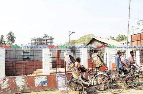 সীমানা প্রাচীরে বন্দি রায়পুরের শহীদ মিনার