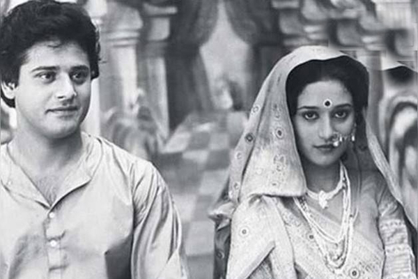 মাধুরী দীক্ষিতকে প্রথম দেখা গিয়েছিল তাপসের সঙ্গেই