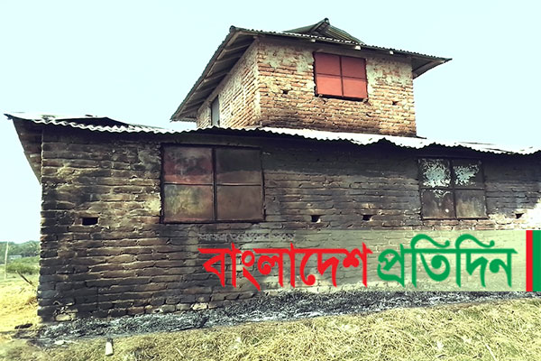 কলাপাড়ায় দুর্বৃত্তের আগুনে পুড়ল মৎস্য ব্যবসায়ীর ঘর