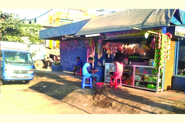 সৌন্দর্যবর্ধনের দাপটে ফুটপাথ  বেহাল