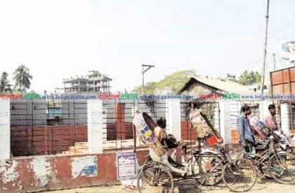 সীমানা প্রাচীরে বন্দি রায়পুরের শহীদ মিনার