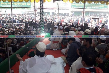 আখেরি মোনাজাতের মধ্য দিয়ে শেষ হল খাজাবাবা ফরিদপুরীর বিশ্ব উরস শরীফ