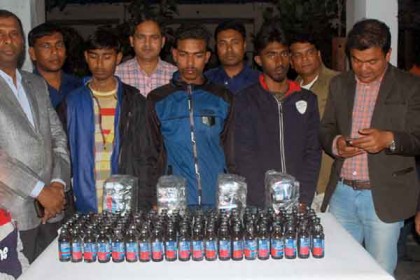 স্কুলব্যাগে ফেনসিডিল বহনকালে ৩ মাদক ব্যবসায়ী গ্রেফতার