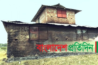 কলাপাড়ায় দুর্বৃত্তের আগুনে পুড়ল মৎস্য ব্যবসায়ীর ঘর
