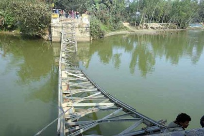 ধুনটে ব্রিজ ভেঙে ট্রাক খাদে, ১৫টি রুটে যানবাহন চলাচল বন্ধ