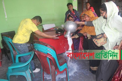 ৪৯ লিটার দুধ দিয়ে পবিত্র করা হল আওয়ামী লীগের ৬ কার্যালয়!