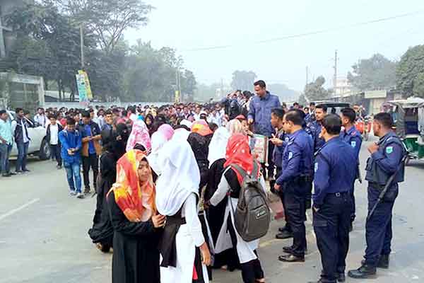 ক্লাসের দাবিতে ঠাকুরগাঁওয়ে পলিটেকনিক শিক্ষার্থীদের সড়ক অবরোধ